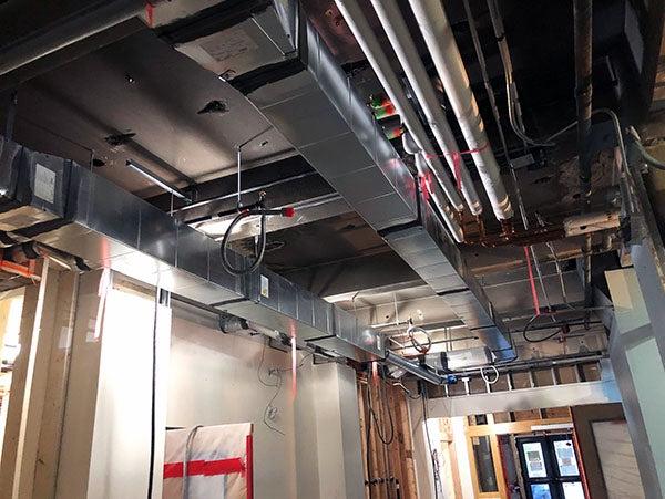 金属管道系统在天花板旁边的大管道