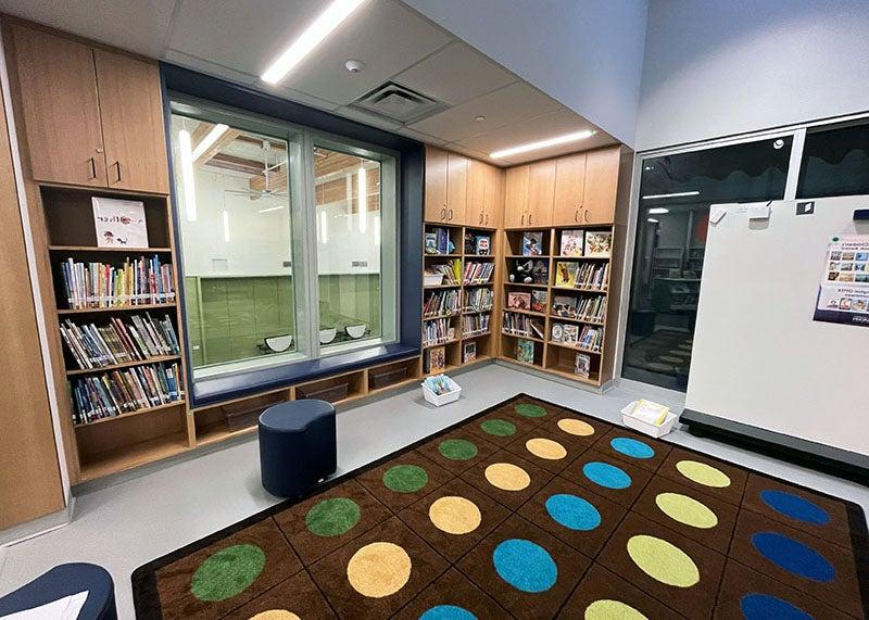 有地毯和书架的空间